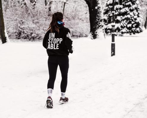 Frau beim Joggen im Schnee