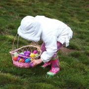 Mädchen sucht Ostereier im Gras