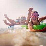 Kinder haben Spaß im Badesee