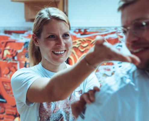 Lächelnde Frau übt Wing Chun mit ihrem Partner