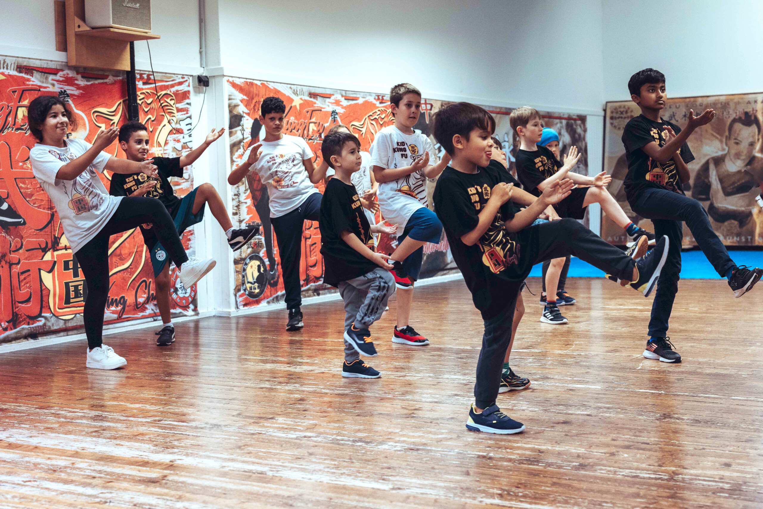 Kinder üben Tritte beim Kung-Fu Training