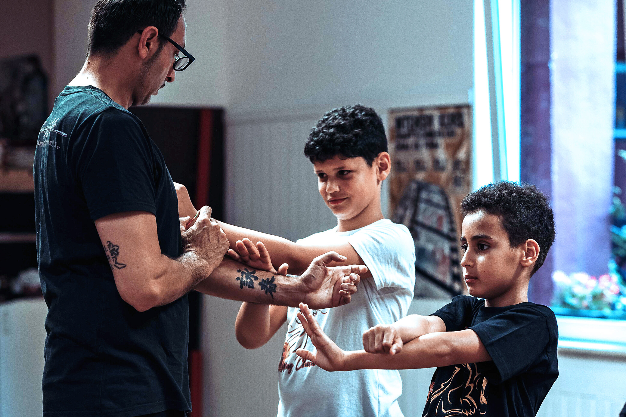 Zwei Jungs trainieren mit Sifu Sebastian Wing Chun